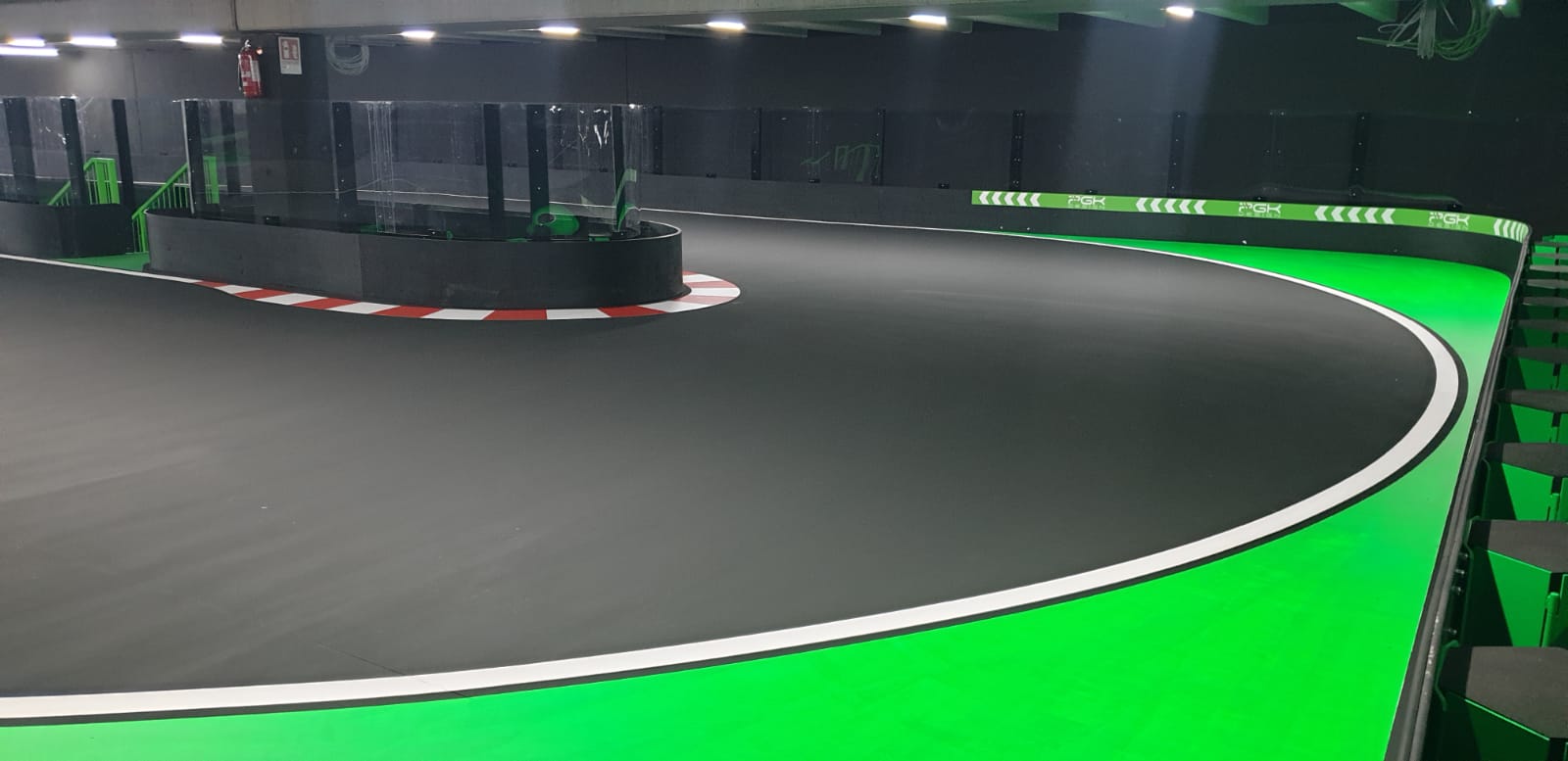 Dettaglio del circuito con barriere verdi